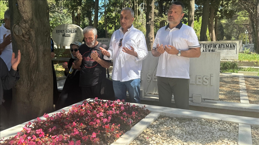 Usta oyuncu Kemal Sunal kabri başında anıldı