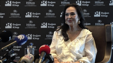 Usta sanatçı Türkan Şoray'ın hayatını yakın arkadaşı Bircan Usallı Silan kaleme aldı
