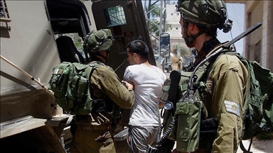 بينهم 7 طلاب.. إسرائيل تعتقل 30 فلسطينيا بالضفة الغربية