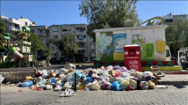 İzmir Karşıyaka'da temizlik araçları arızalanınca bazı noktalarda çöp yığınları oluştu