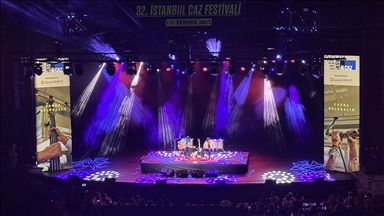 Hermanos Gutierrez müzik grubu Harbiye'de konser verdi