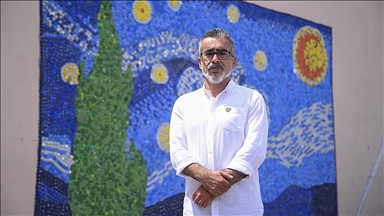 Karani öğretmen, topladığı kapakları Vincent van Gogh'un tablosuna dönüştürdü