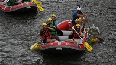 "Mutluluk Botu" projesiyle sosyalleşen özel bireyler, rafting turlarında adrenalinle tanışıyor