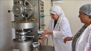 Afyonkarahisarlı kadınlar yaptıkları doğal tahin ve köpük helva ile kazanç sağlıyor