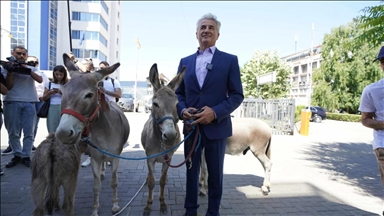 Advokat doveo četiri magarca ispred Skupštine Kosova u znak protesta