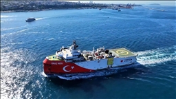 Somali'deki görevini tamamlayan Oruç Reis Sismik Araştırma Gemisi, İstanbul Boğazı'ndan geçiyor