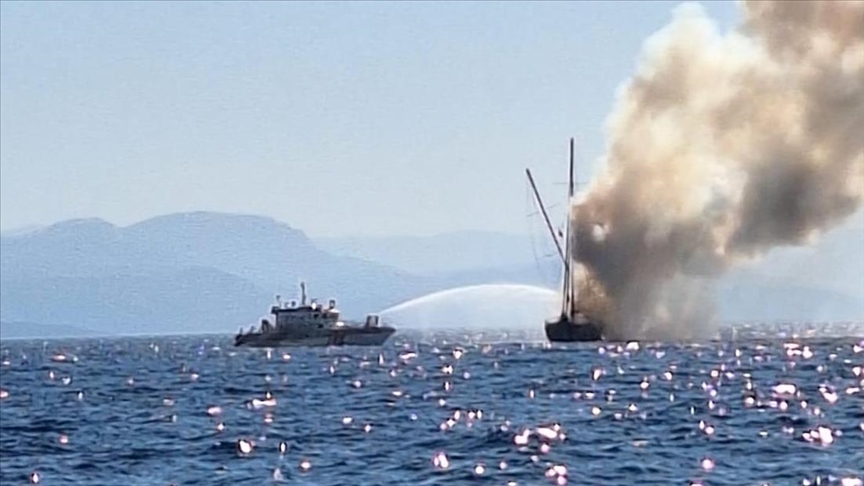 Turqi, në Bodrum një varkë përfshihet nga flakët dhe fundoset