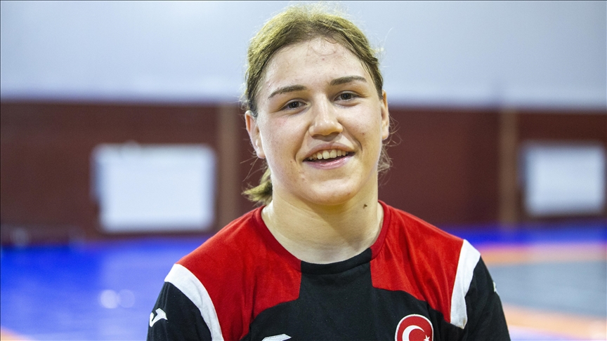 Milli güreşçi Beyza Nur Akkuş, 20 yaş altında Avrupa şampiyonu oldu
