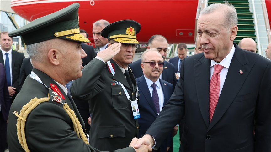 Presidenti Erdoğan mbërrin në Azerbajxhan për Samitin e Organizatës së Bashkëpunimit Ekonomik