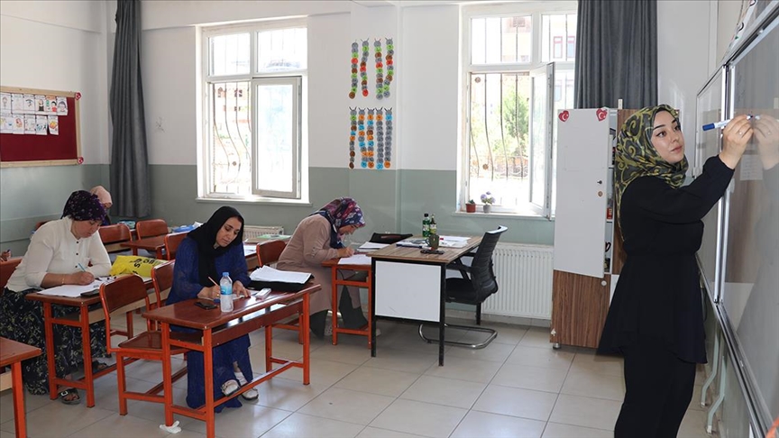 Batmanlı kadınlar, çocuklarının eğitim gördüğü sıralarda okuma yazma öğreniyor