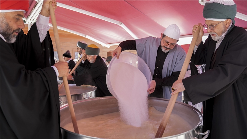 Sümbül Efendi Merkez Tekkesi'nde 10 bin kişilik aşure kaynatıldı