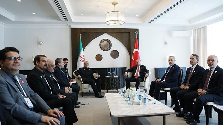 سەرکۆمار ئەردۆغان لەگەڵ سەرکۆماری ئێران مەسعود پزیشکیان کۆبوویەوە