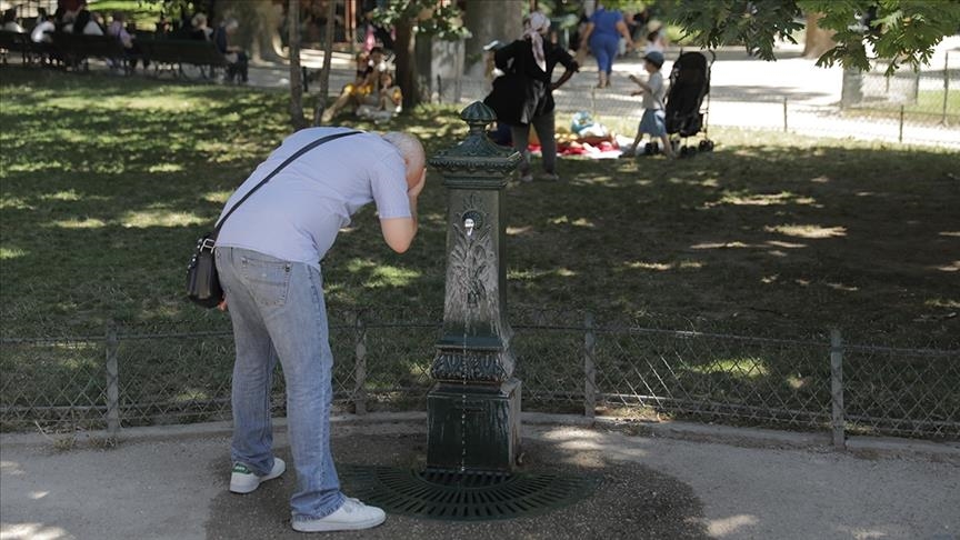 Çezmat në Paris sigurojnë freskimin e qytetarëve gjatë temperaturave të larta