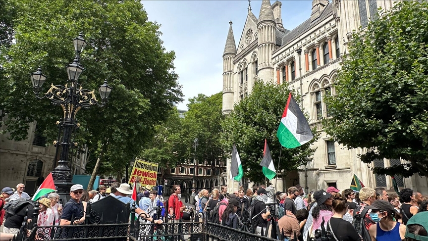 Londra'da Yüksek Mahkeme önünde "Palestine Action" grubuna destek eylemi düzenlendi