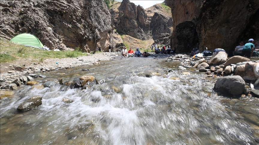 Muş'taki Kızılağaç Kanyonu sıcaktan bunalanların uğrak yeri oldu