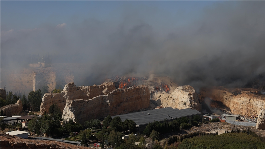Fire erupts near presidential palace in Damascus