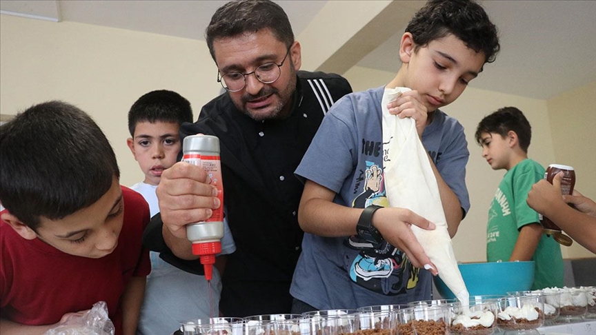 Yaz tatilinde öğrencilere gönüllü gastronomi dersi veriyor