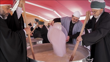 Sümbül Efendi Merkez Tekkesi'nde 10 bin kişilik aşure kaynatıldı