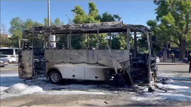Başkentte seyir halindeki midibüs yandı