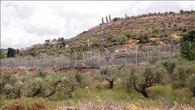 الضفة.. فلسطينيون يفككون بؤرة استيطانية في بلدة سنجل