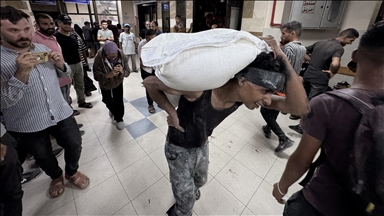 Palestinezët në Gaza rrezikojnë jetën për të arritur ndihmën e paktë humanitare mes sulmeve izraelite