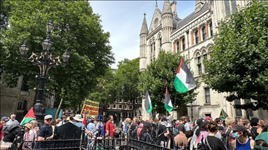 Londra'da Yüksek Mahkeme önünde "Palestine Action" grubuna destek eylemi düzenlendi
