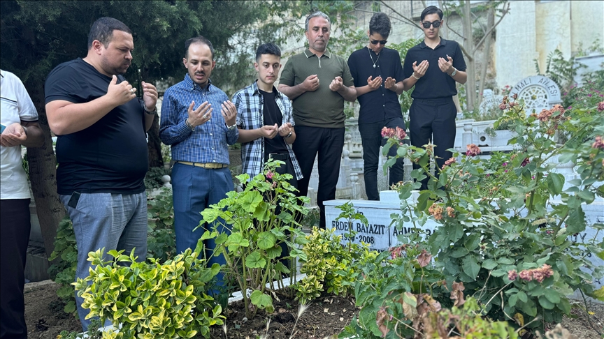 Şair Erdem Bayazıt kabri başındı anıldı