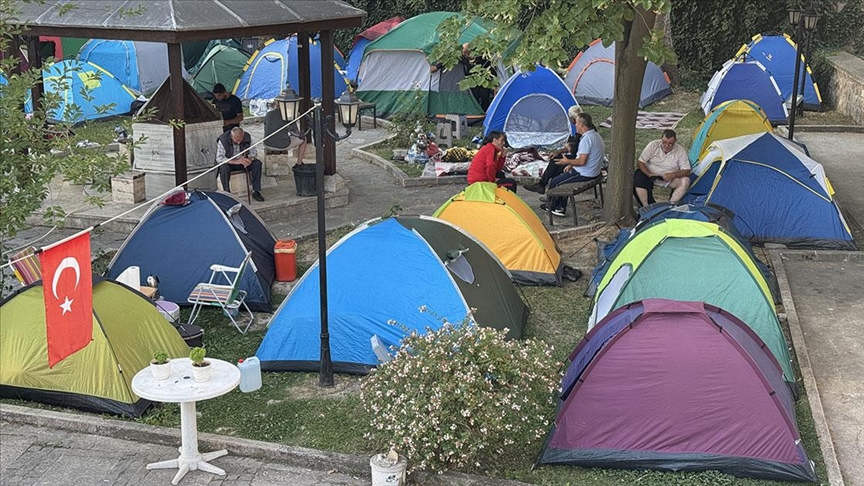 Edirne'de otellerde yer bulamayan güreşseverler açık havada uyudu
