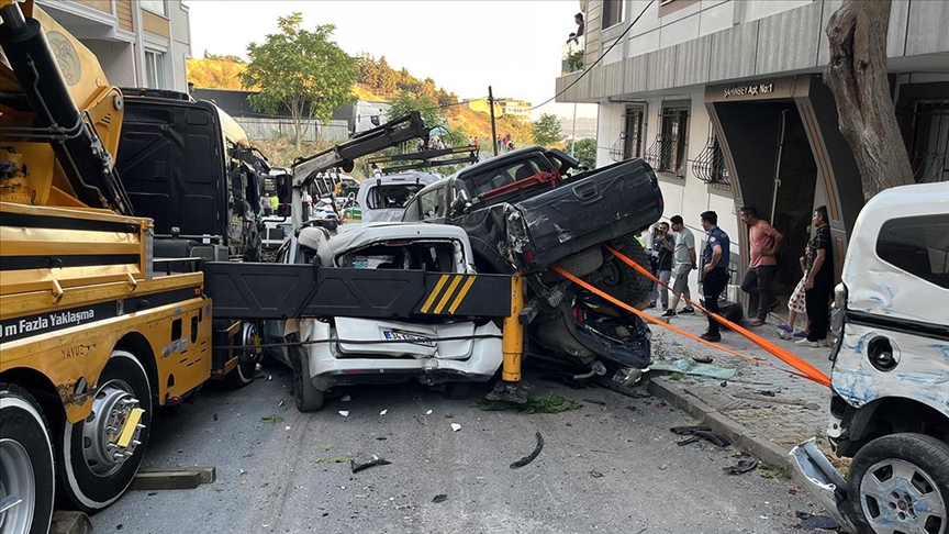 Başakşehir\'de kontrolden çıkan vinç 23 araca çarpıp hasar verdi