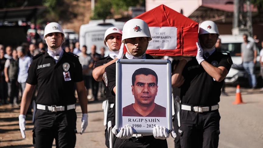 İzmir Ödemiş\'teki yangında şehit olan orman işçisi son yolculuğuna uğurlandı