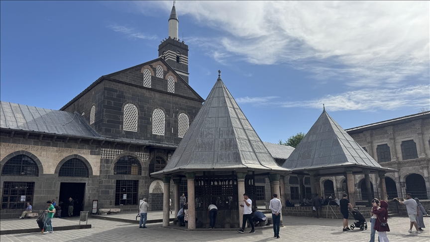 Diyarbekir bi bedewiyên xwe yen bêhempa bala geştiyarên xwemalî û biyanî dikişîne