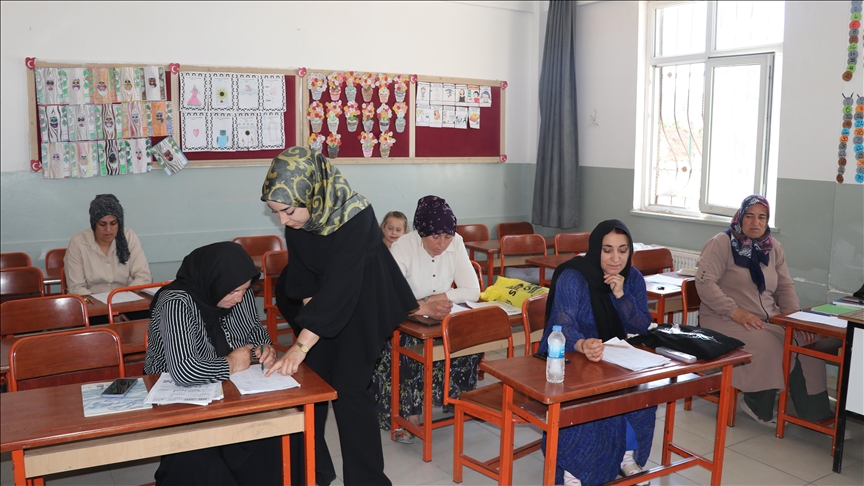 Jinên Batmanî li fêrgehên ku zarokên wan lê perwerdeyê dibînin hînê xwendin û nivîsandinê dibin