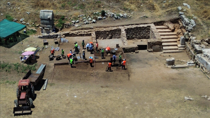 Patara'nın simgesi kent kapısı çevresindeki stoa ve dükkanlar gün yüzüne çıkarılıyor