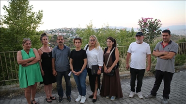  İzmir'de depremzedelerin yerleştikleri evlerin su ve elektriklerinin kesilmesine tepki