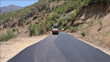 Hakkari'de hedef köy yollarına 100 kilometre sıcak asfalt