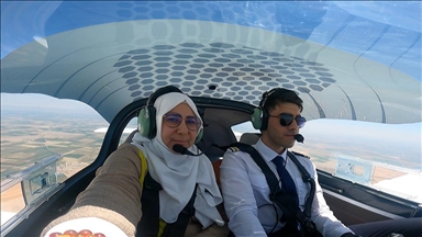 Nëna përjeton emocione në shoqërimin e të birit në fluturimin e tij të parë si pilot