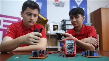 Ortaokul öğrencileri elektromanyetik alanlardan "elektrik hasadı" yapıyor