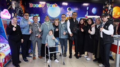 Kastamonu'da özel gereksinimli bireyler ve aileleri oyun parkında hoşça vakit geçiriyor