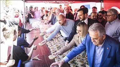 Mimar Sinan'ın vasiyeti gereği Süleymaniye Camisi'nin önünde aşure dağıtıldı
