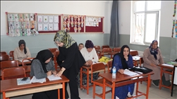 Jinên Batmanî li fêrgehên ku zarokên wan lê perwerdeyê dibînin hînê xwendin û nivîsandinê dibin