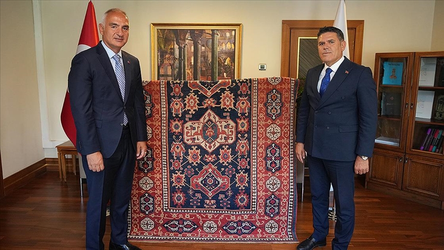 5 asırlık Uşak halısı yuvaya döndü