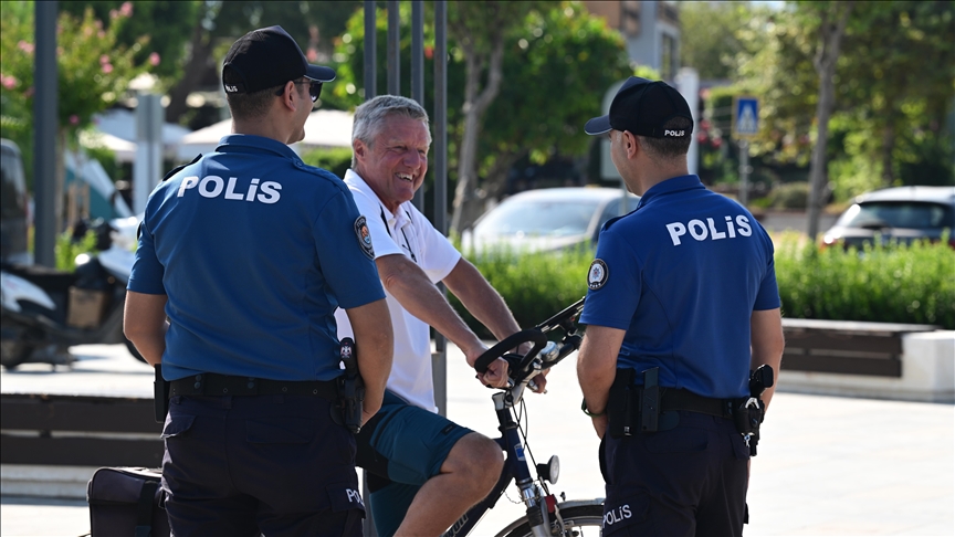 Antalya polisi turistlerin güvenliği için denizde, havada, karada görev yapıyor