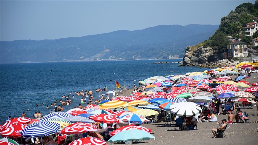 Düzce'de sıcak hava nedeniyle sahillerde yoğunluk yaşandı