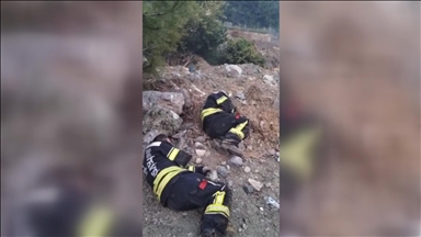 Hatay'daki orman yangınına yardıma giden Erzurumlu itfaiyeciler yerde uyuyarak dinlendi