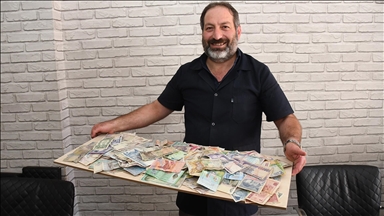 Dededen toruna geçen para koleksiyonu Gümüşhaneli berberin dükkanında sergileniyor