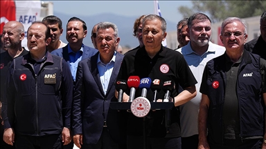 Bakan Yerlikaya, İzmir Ödemiş'te orman yangınından etkilenen mahalleleri ziyaret etti