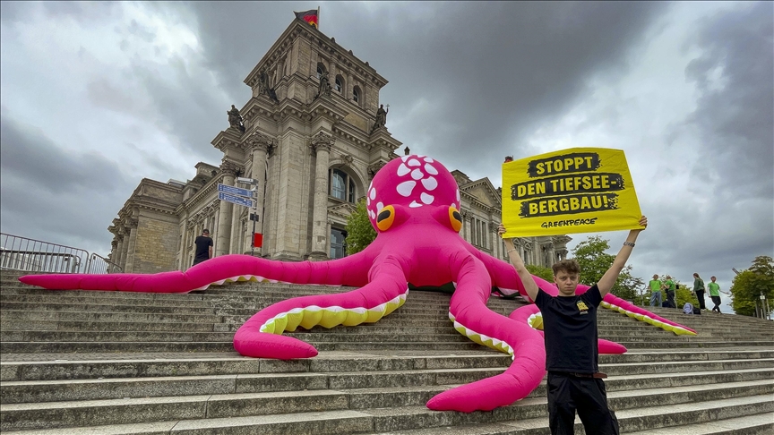 Greenpeace protestirao s divovskom lutkom hobotnice u Berlinu zbog dubokomorskog rudarenja