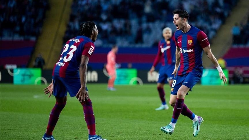 قدم.. برشلونة يجدد عقد حارسه البولندي فويتشيك تشيزني