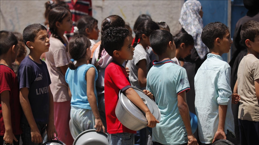 Një organizatë bamirëse shpërndau ndihma në kampin e refugjatëve Nuseirat në Gaza