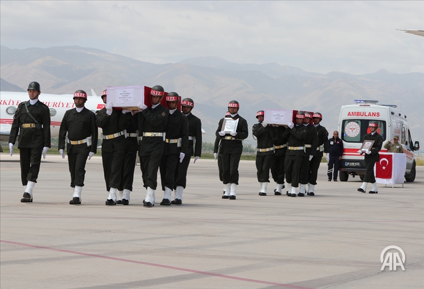 Ji bo eskerên ku li herêma Operasyona Pençe-Kilîtê şehîd bûn li Hekariyê merasim hat lidarxistin
